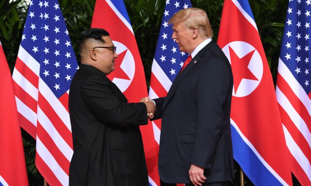 Møtet mellom Kim og Trump: Her er det historiske håndtrykket